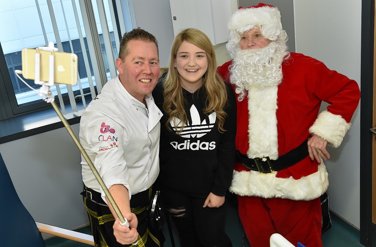 Santa and The Kilted Chef, Craig Wilson visited the Anchor Unit at ARI to hand out gifts and sweet treats to patients.