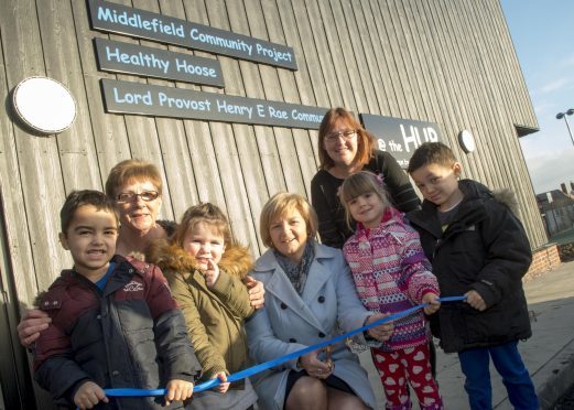 11/01/17 L-R- Harold Skoczkloda (4), Elizabeyh Barry (Chair of Middlefield Community project), Abi Horne (3), Councillor Jenny laing, Amber Dorocinska (4), Susan Hisplop (Vice Chair Middlefield Community project), Justice Thomson (4),
Councillor Jenny laing opens the new Henrt Rae Community centre-HUB