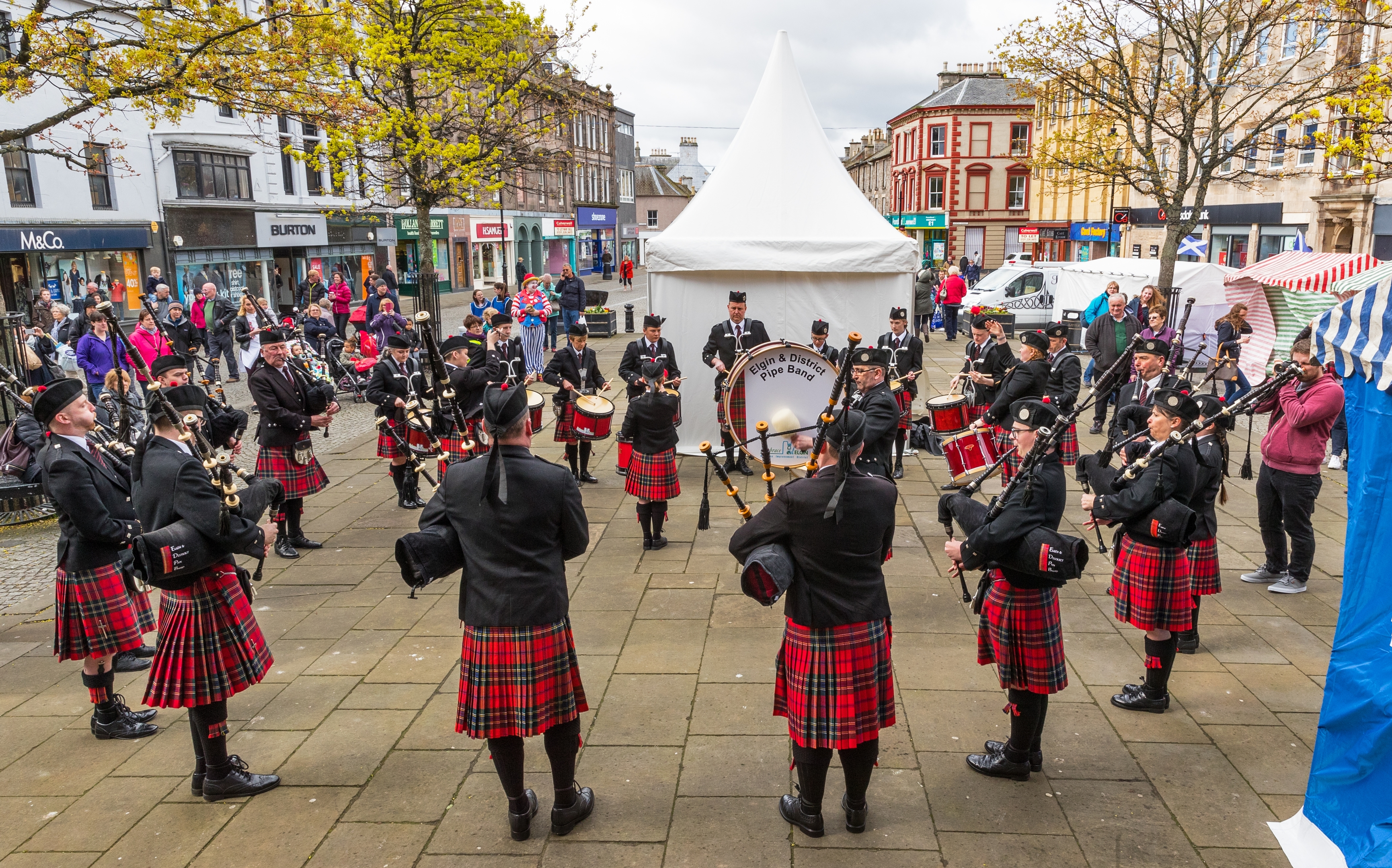Elgin and District Pipe Band entertain on plainstones.