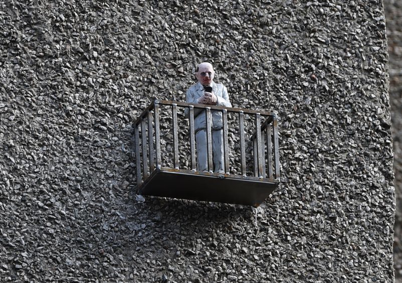 Isaac Cordal (ES) on Illicit Still building, Guestrow.
