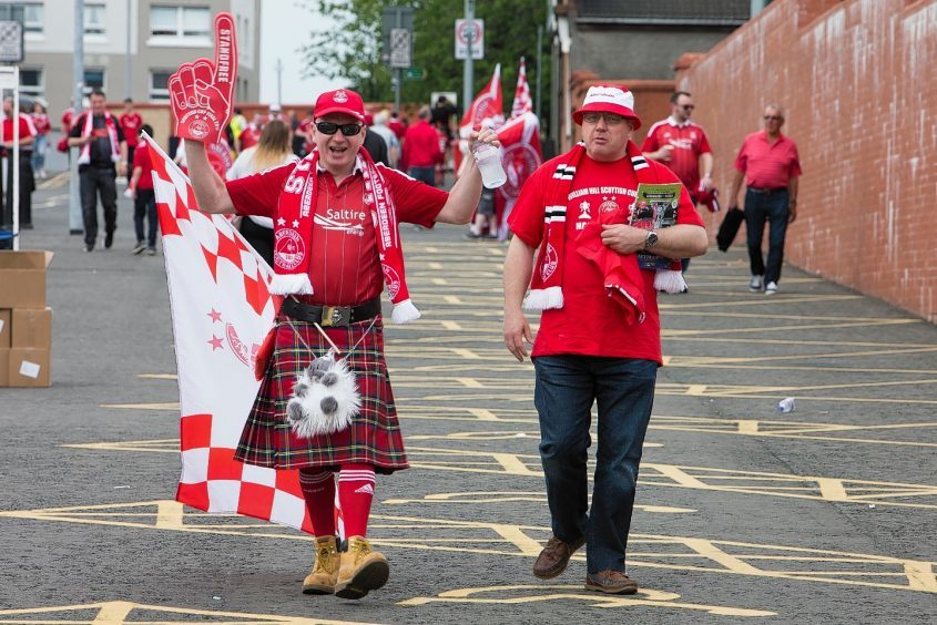 Aberdeen fans arrive at Hampden
