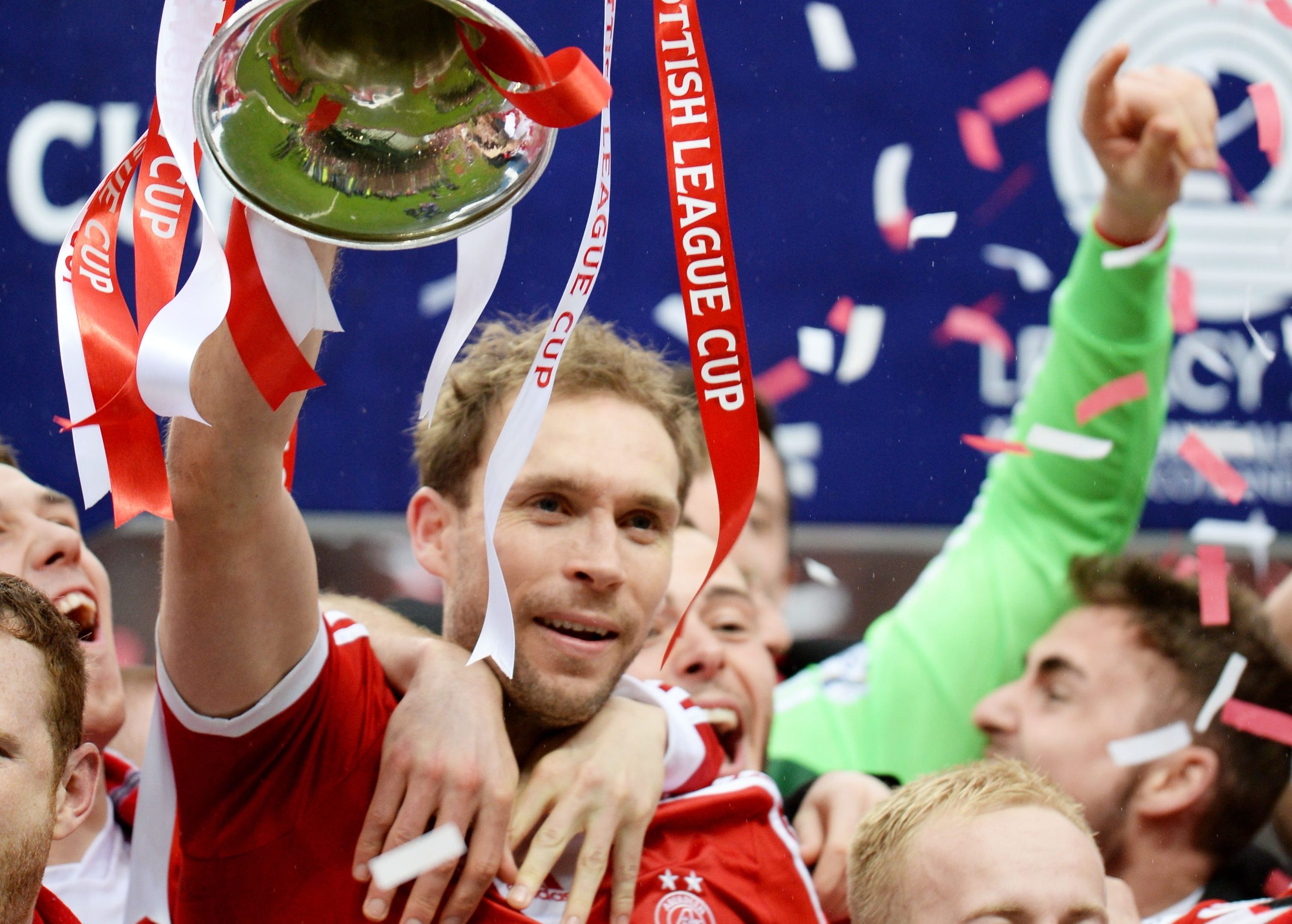 Russell Anderson lifts the Scottish League Cup trophy in 2014.