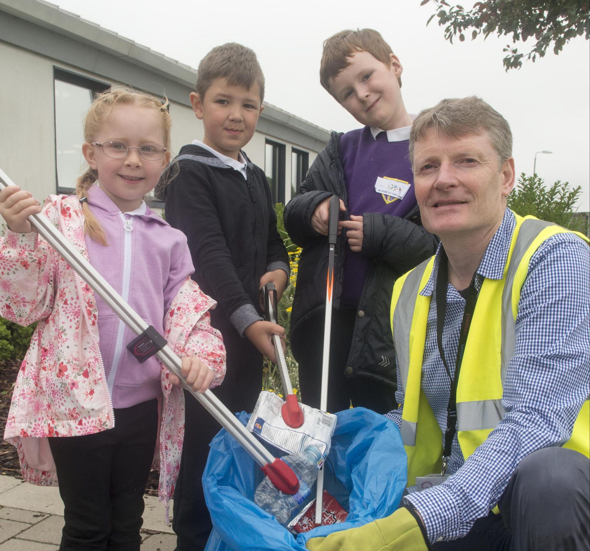 22/06/17 Envirnmental manager STEVEN SHAW with- Lucie Morrice (7YO), Max Dryburgh (6YO), Alex Scott (7YO) all primary 2-

Hundreds of community-spirited folk are today (22 June) taking part in a 24-hour Glitterpick in 24 places around the city.The litter pick event, which has been organised by Aberdeen City Council’s environmental team and involves schools and community groups, is designed to help make the city sparkle more in the summer months.