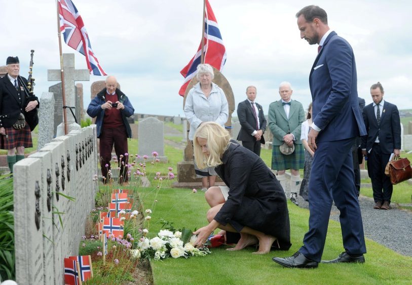 Their Royal Highnesses visit and lay flowers at the graves of Norwegian sailors who died during the second World War.