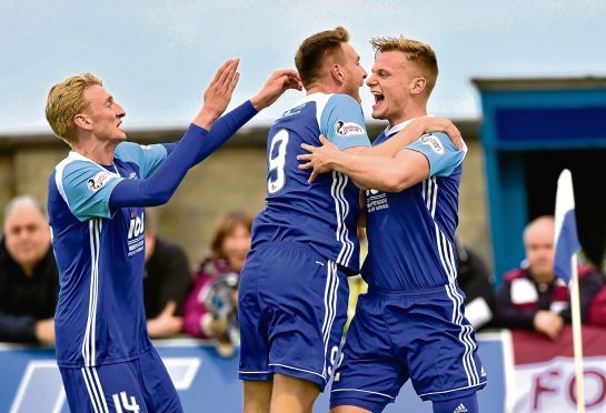 BETFRED CUP
PETERHEAD V HEARTS
(DUNCAN BROWN)

PETERHEAD'S JASON BROWN CELEBRATES HIS OPENER WITH RORY MCALLISTER AND RUSSELL MCLEAN