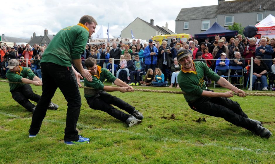 Picture of the tug of war event.