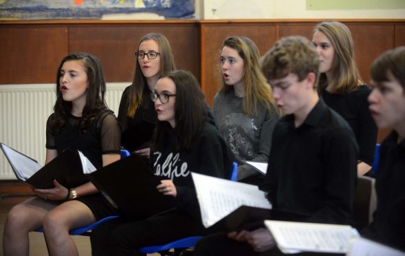 The Bel Canto youth singers are eager to support their tutor Ann Munro by backing Alzheimer Scotland.