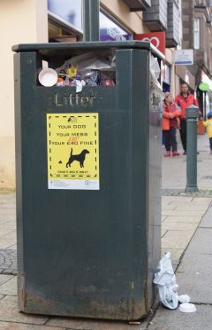 Overflowing litter bins up and down Lochaber HIgh Street. PICTURE IAIN FERGUSON, THE WRITE IMAGE