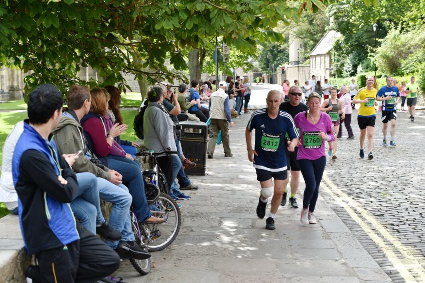 Picture of runners passing the University of Aberdeen, Old Aberdeen.

Picture by Kenny Elrick