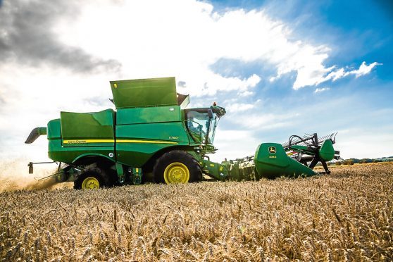 The new John Deere S790 combine with 635D header