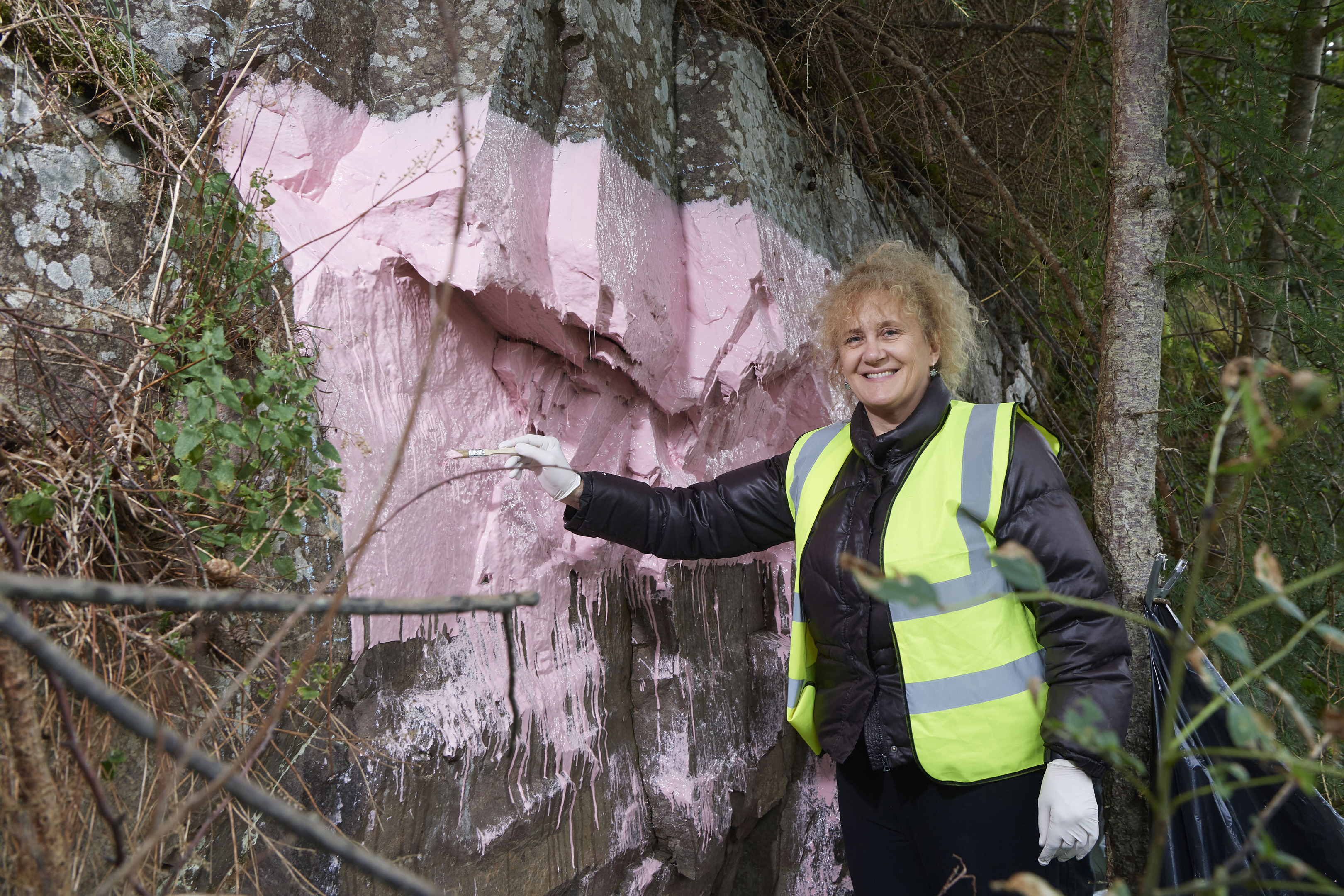 Artist Annie Cattrell at work on Loch Ness side