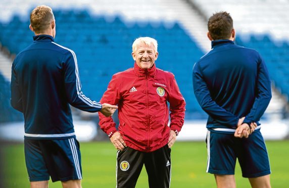 Scotland manager Gordon Strachan addresses his players