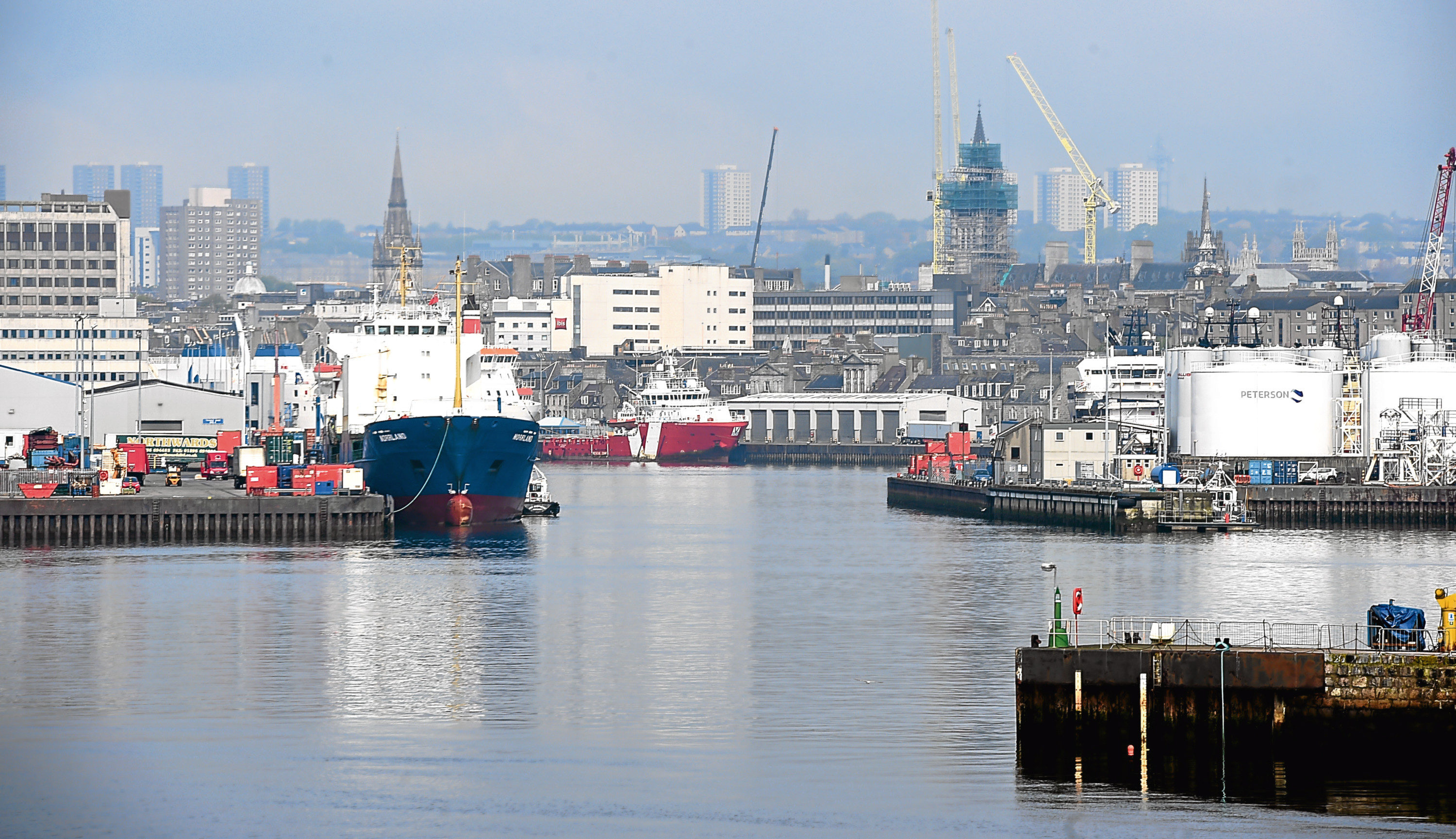 Aberdeen Harbour.   

Picture by Kami Thomson    18-05-16



general view oil gas insustry Town House skyline service boats ships