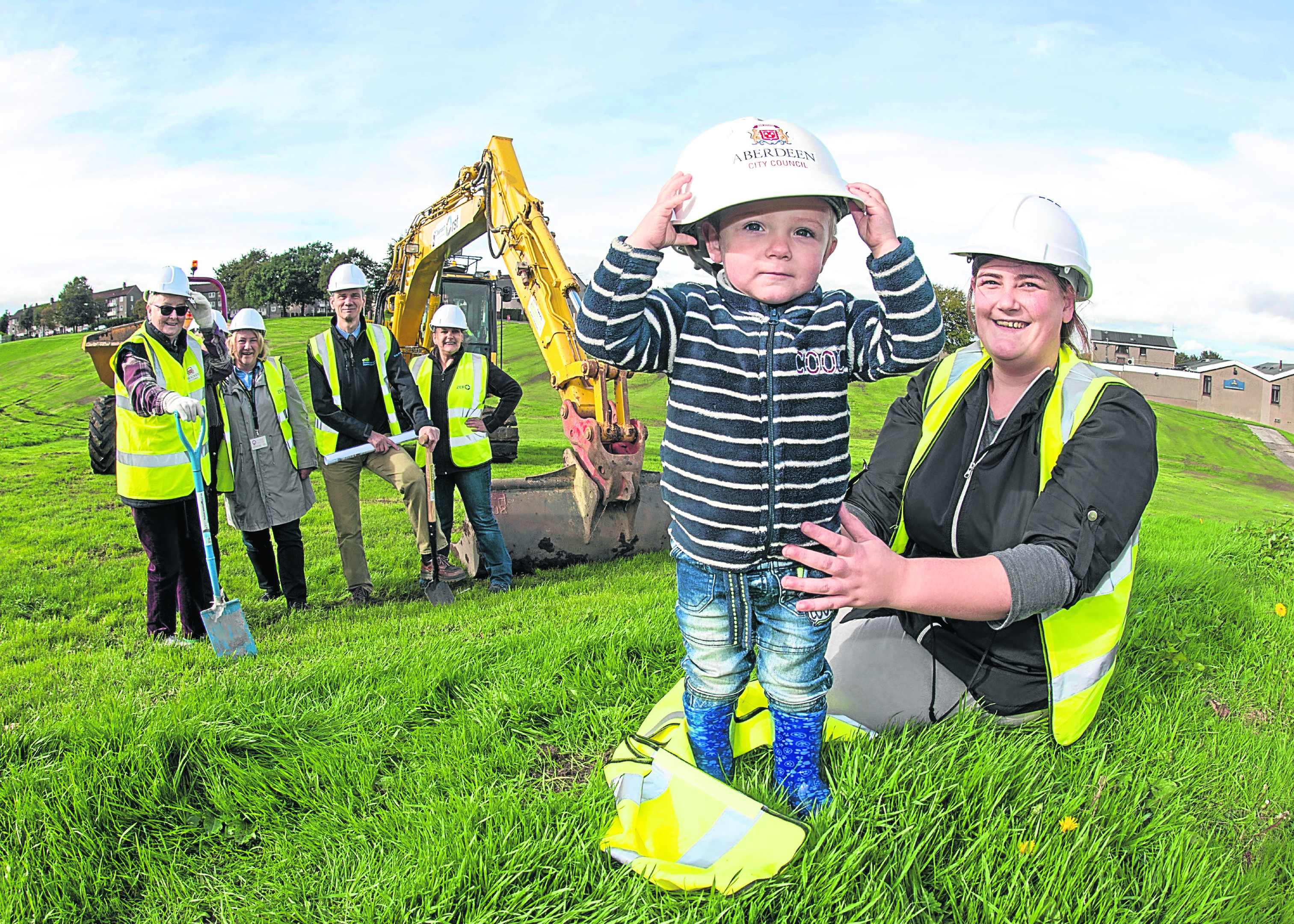 L-R Councillor Yvonne Allan, Wima Collie (Middlefiled Project steering group) Fiona Gray (member of the Steering gtroup), Gavin Clark, Marguerita Davidson (member of the seering group) with 2 year old Stephen Wilkie and Mum Kasie Maitland.