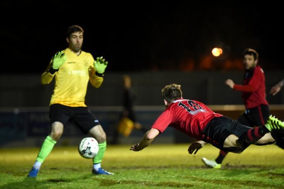 Andrew Hunter with a diving header.

Pictures by Kenny Elrick