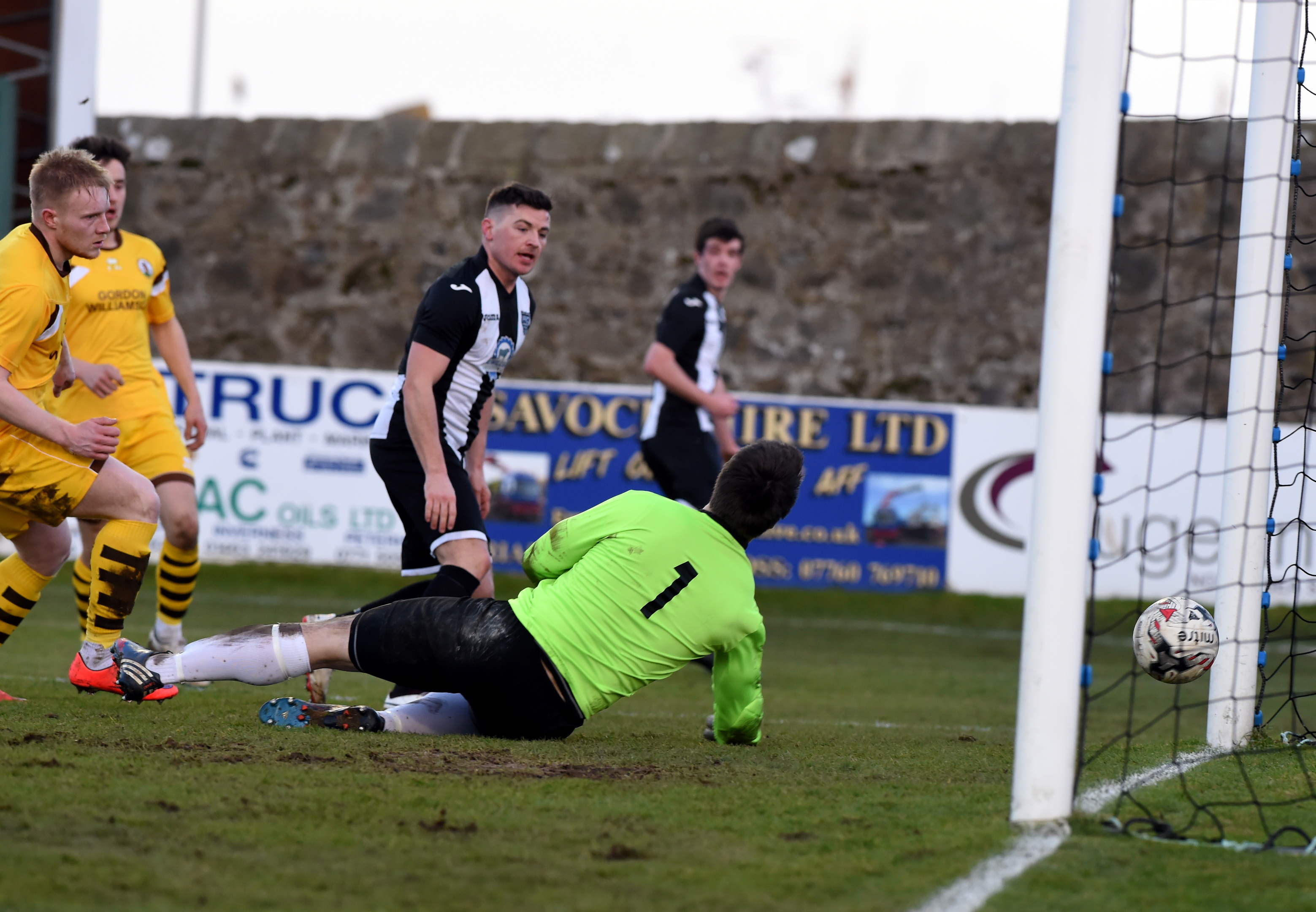 The Press & Journal Scottish Highland League.
Fraserburgh FC (black) v Forres Mechanics (yellow) at Bellslea Park, Fraserburgh.
Picture of Gary Harris scoring to make it 2-1

Picture by KENNY ELRICK     27/01/2018