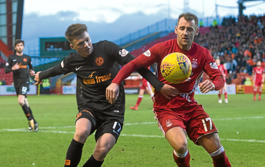 Aberdeen's Niall McGinn (R) in action against Jamie Robson