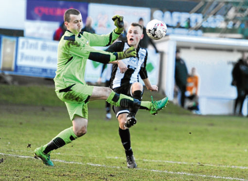 Highland League - Fraserburgh v. Fort William.
Fraserburgh Greg Buchan and Fort William keeper Martin MacKinnon.
Picture by COLIN RENNIE   February 10, 2018.