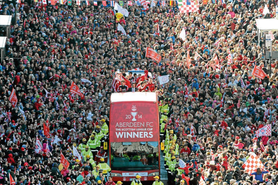 Aberdeen FC parade the Scottish League Cup trophy through the city centre. Picture from the Citadel tower.



Picture by KENNY ELRICK       23/03/2014   .
