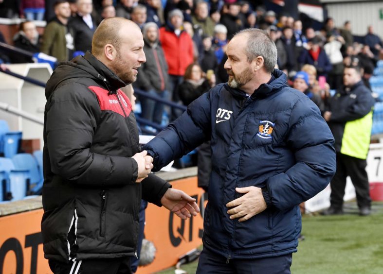 Managers Ross Tokeley(L) and Steve Clarke(R) shake hands