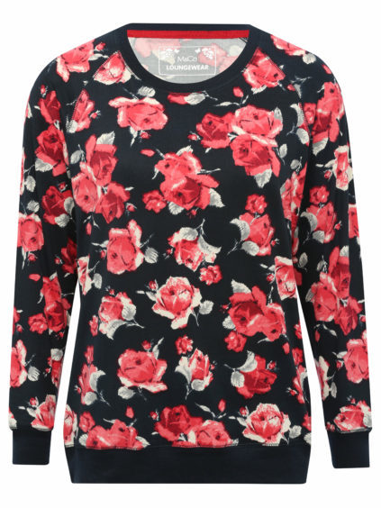 Ladies can
cosy up in
M&Co’s
rose print
lounge
top and
matching
trousers,
£16 each