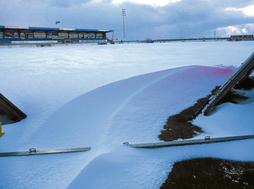 Peterhead's match against Stenhousemuir has been postponed due to the snow.