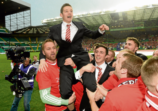 Peter Pawlett with his Dons team-mates after their League Cup final penalty shootout win against Caley Thistle in 2014