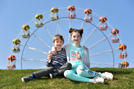Family and friends make the most of the warm sunshine at Aberdeen Beach. last month
Picture of Dorlian, 7, and Hanna Lipka, 9, enjoying icecream.