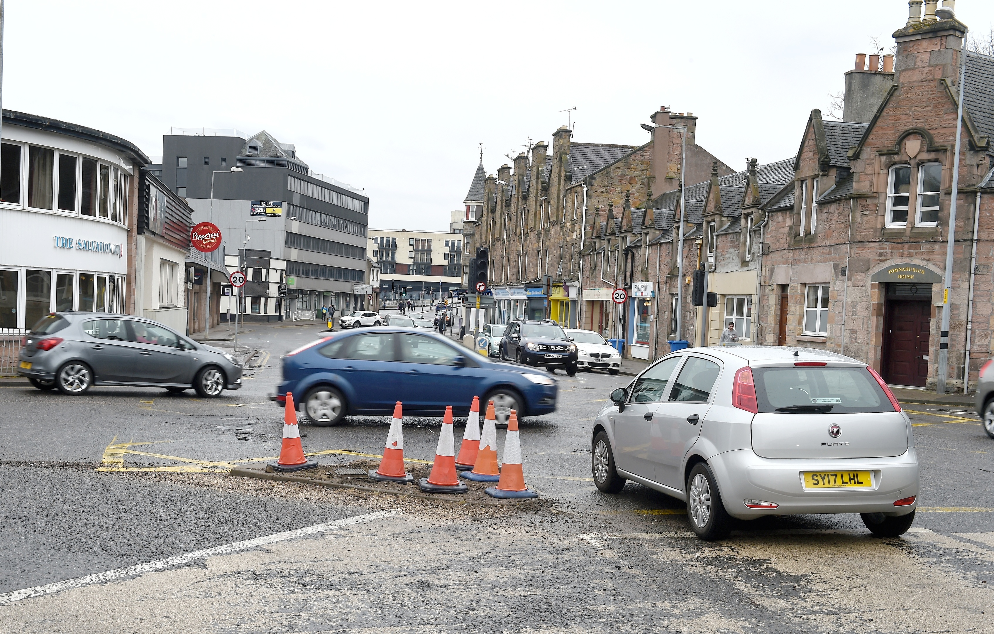 Traffic moves freely yesterday after the traffic lights at the junction of Tomnahurich Street and Kenneth Street in Inverness were damaged in an accident.
Picture by Sandy McCook.