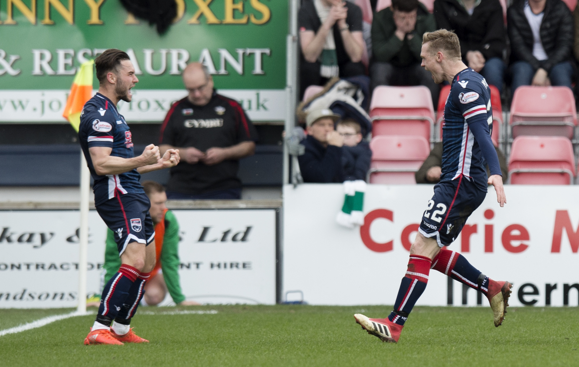 Ross County's Billy McKay (R) celebrates his goal against Hibs with Alex Schalk.