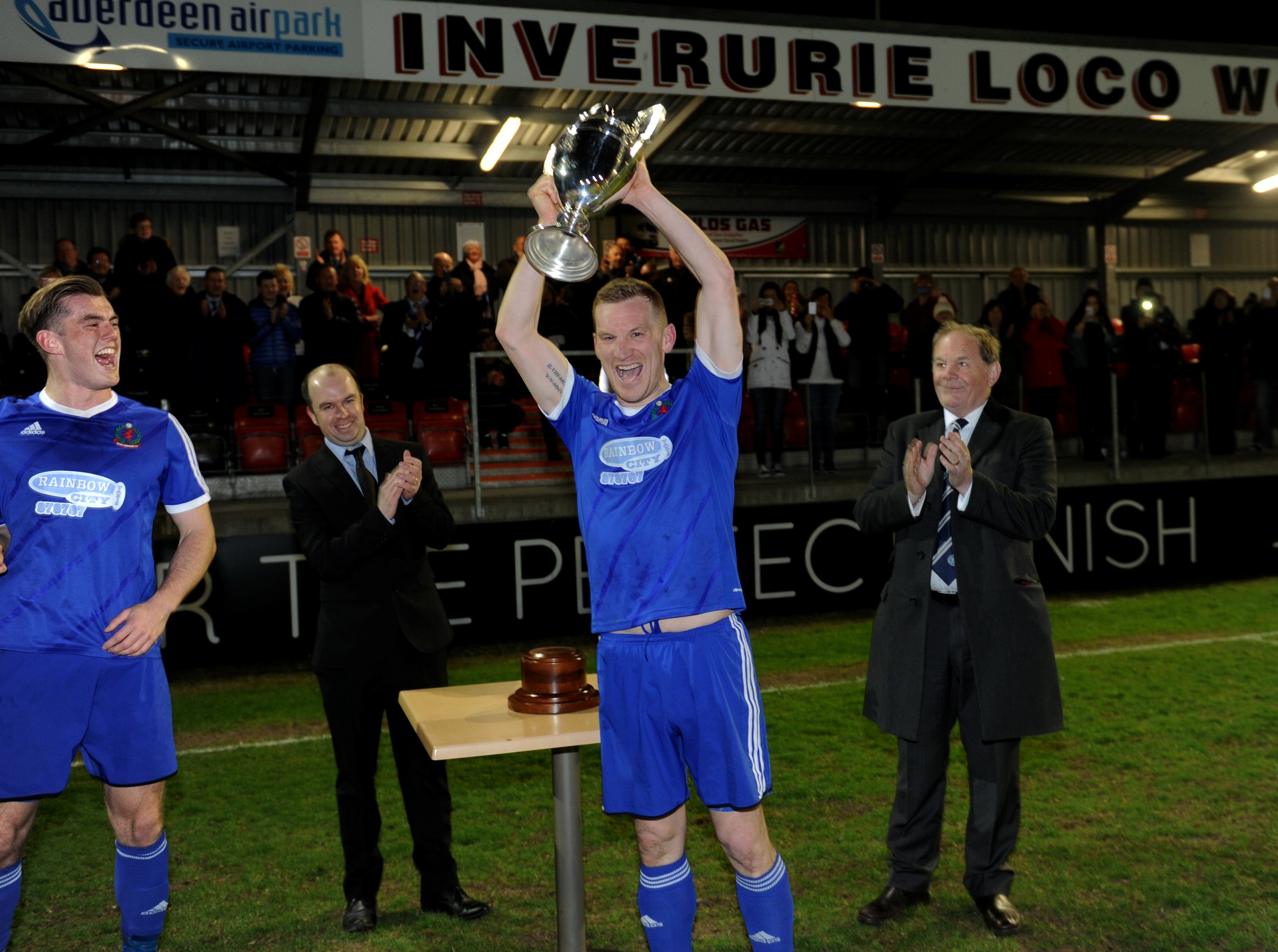 Cove captain Eric Watson lifts the trophy.
Picture by Colin Rennie.