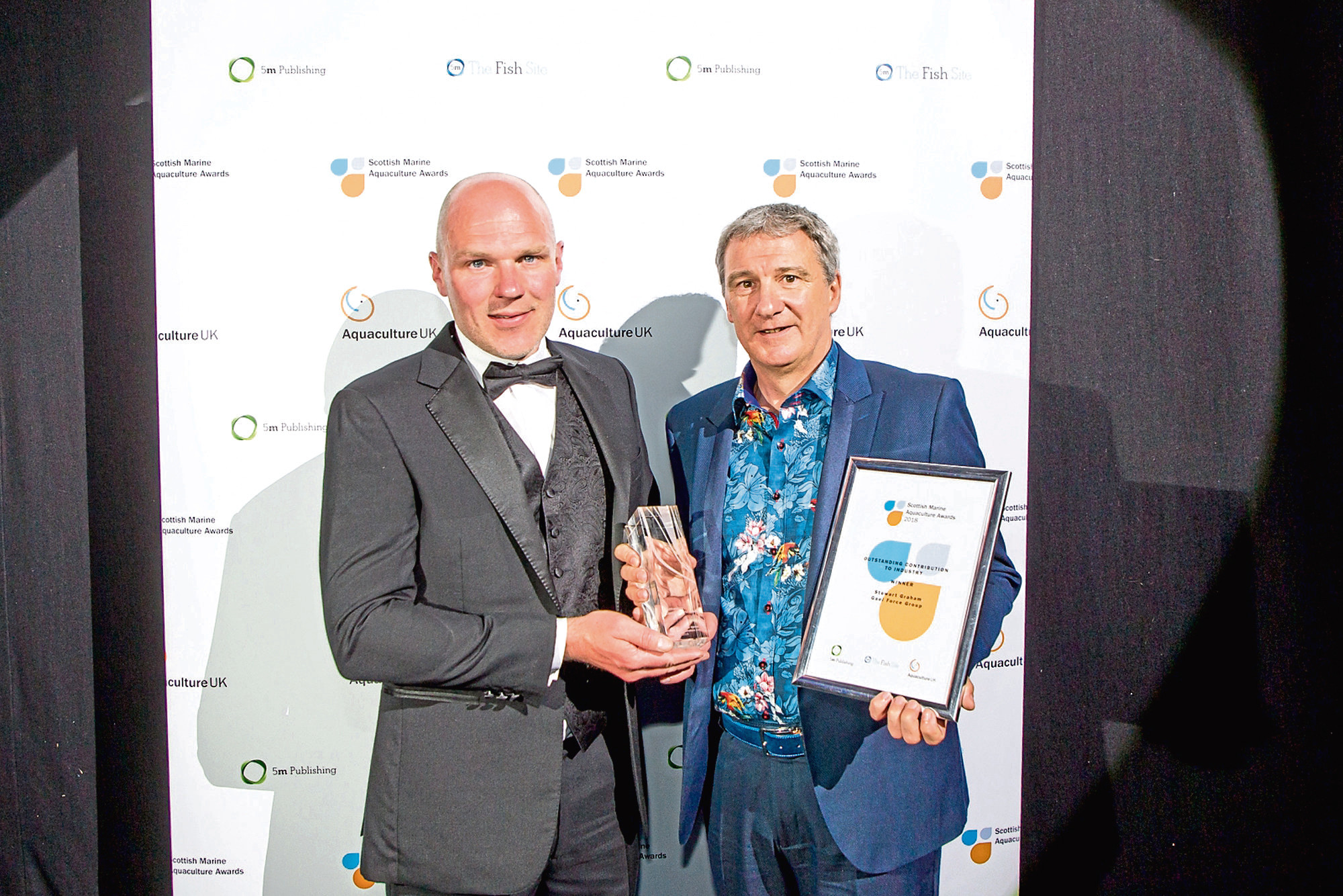 Left: Dave Danson, Hendrix Genetics; Right: Outstanding Contribution to the Industry award winner Stewart Graham, MD of Gael Force Group