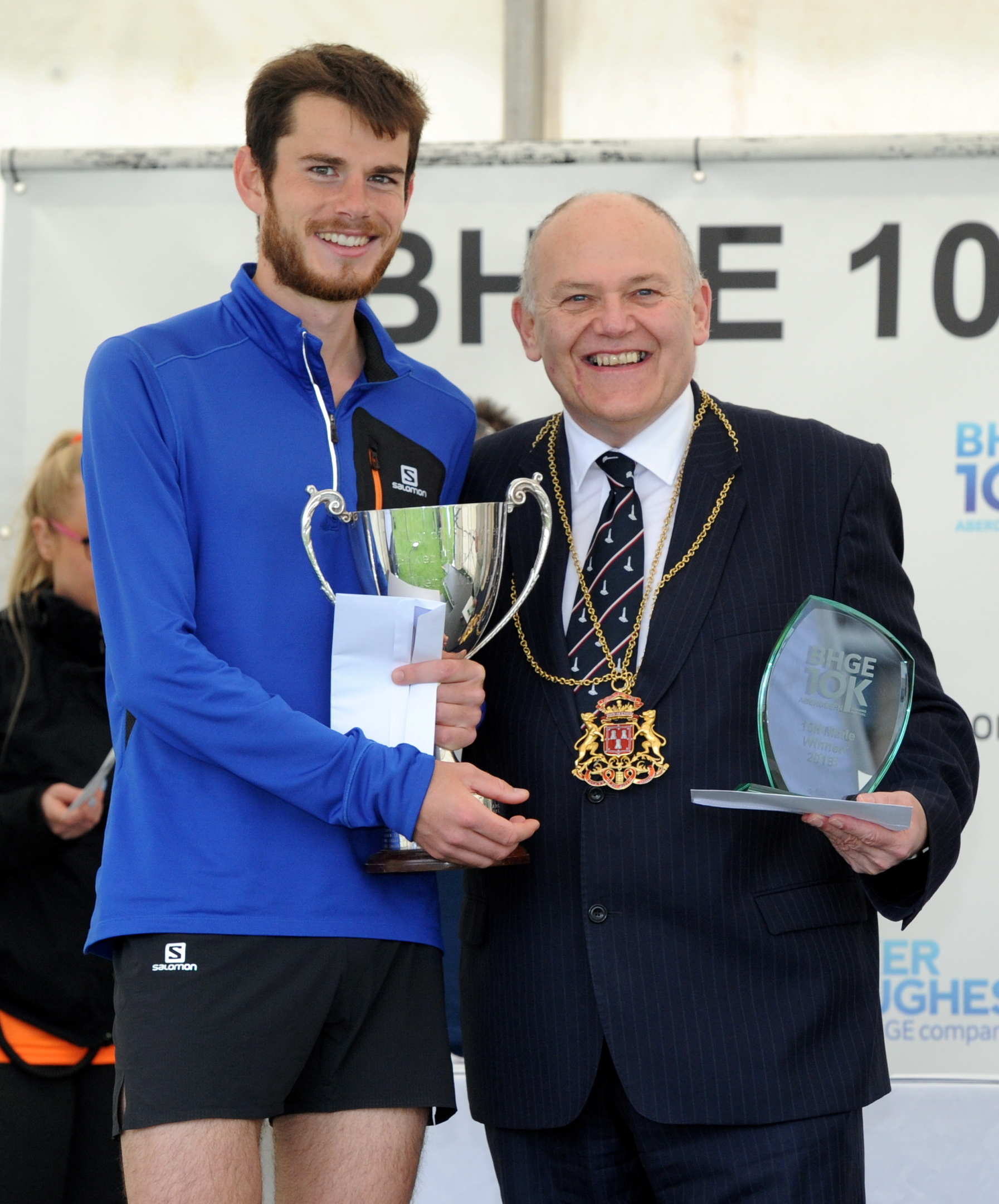 The Baker Hughes 10K Road race at the beach, Aberdeen. In the picture are winner, Robbie Simpson with lord provost Barney Crockett.
Picture by Jim Irvine  20-5-18