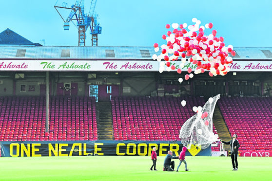 Balloons were released at Pittodrie as a tribute to Neale Cooper on Friday.