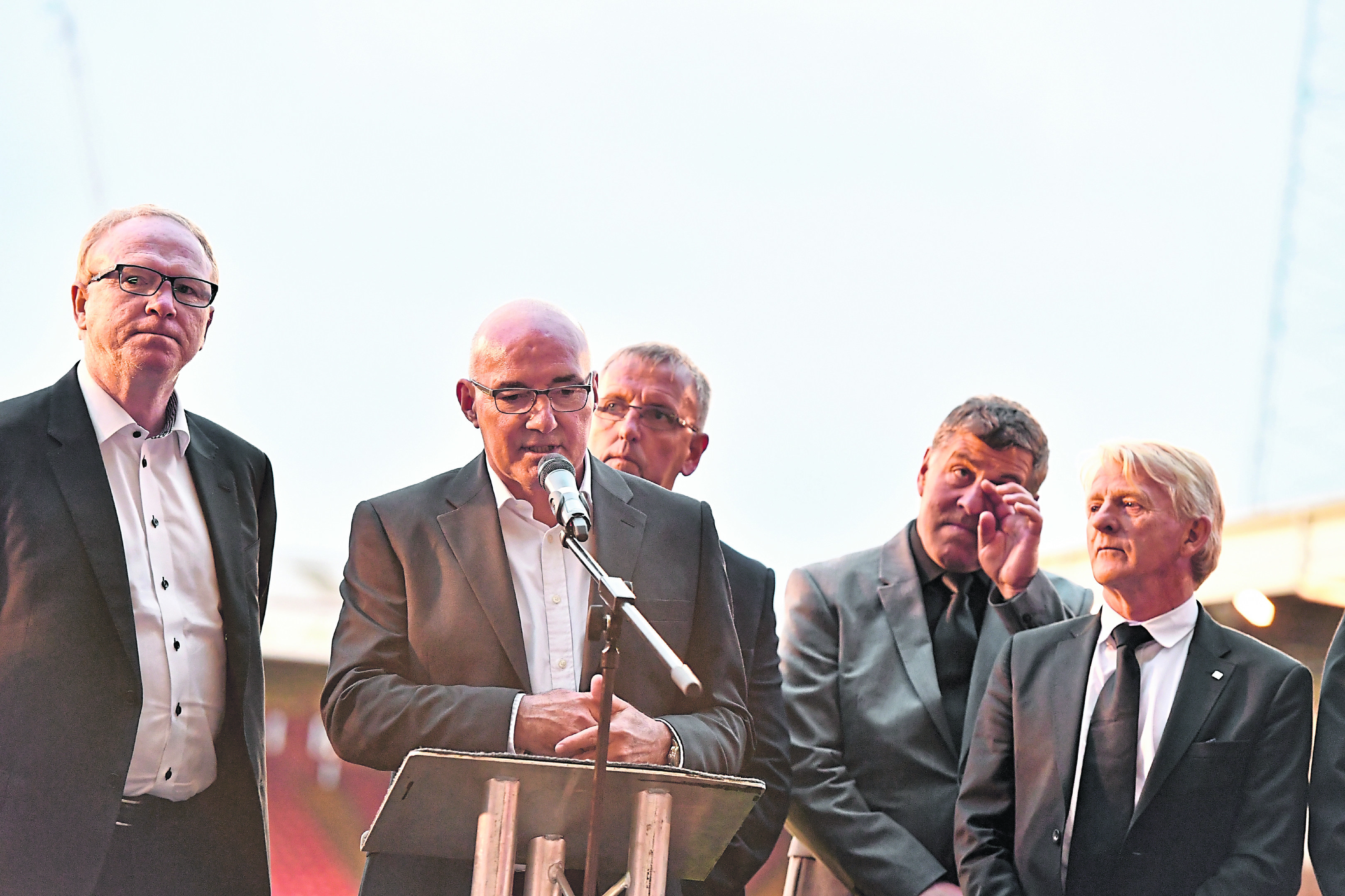 Neale Cooper's former teammates including Willie Miller, Alex McLeish, Mark McGhee and Gordon Strachan were among thousands who gathered to pay tribute.