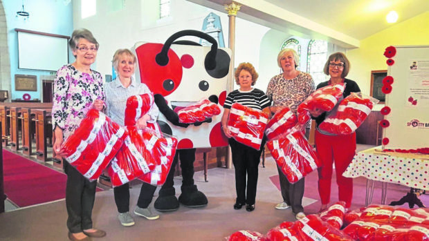 Wool has been handed to the Banff and Macduff Parish Churches to help with their project to create a memorial to mark the end of the First World War.
