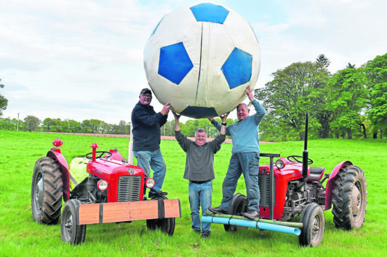 Bill Summerville, Bill Robertson and John Caldwell during practice. Photograph by Kenny Elrick