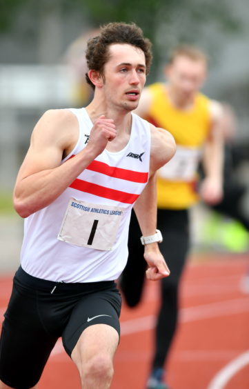 Robbie Shaw winning the 400m