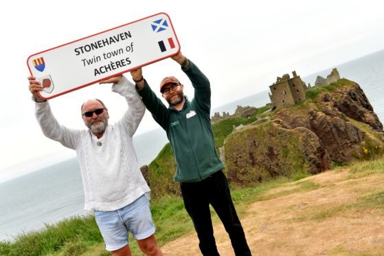 Phil Mills-Bishop, co-ordinator of Acheres (left) and Martin Gray, deputy custodian of Dunnottar Castle.
Picture by Colin Rennie.