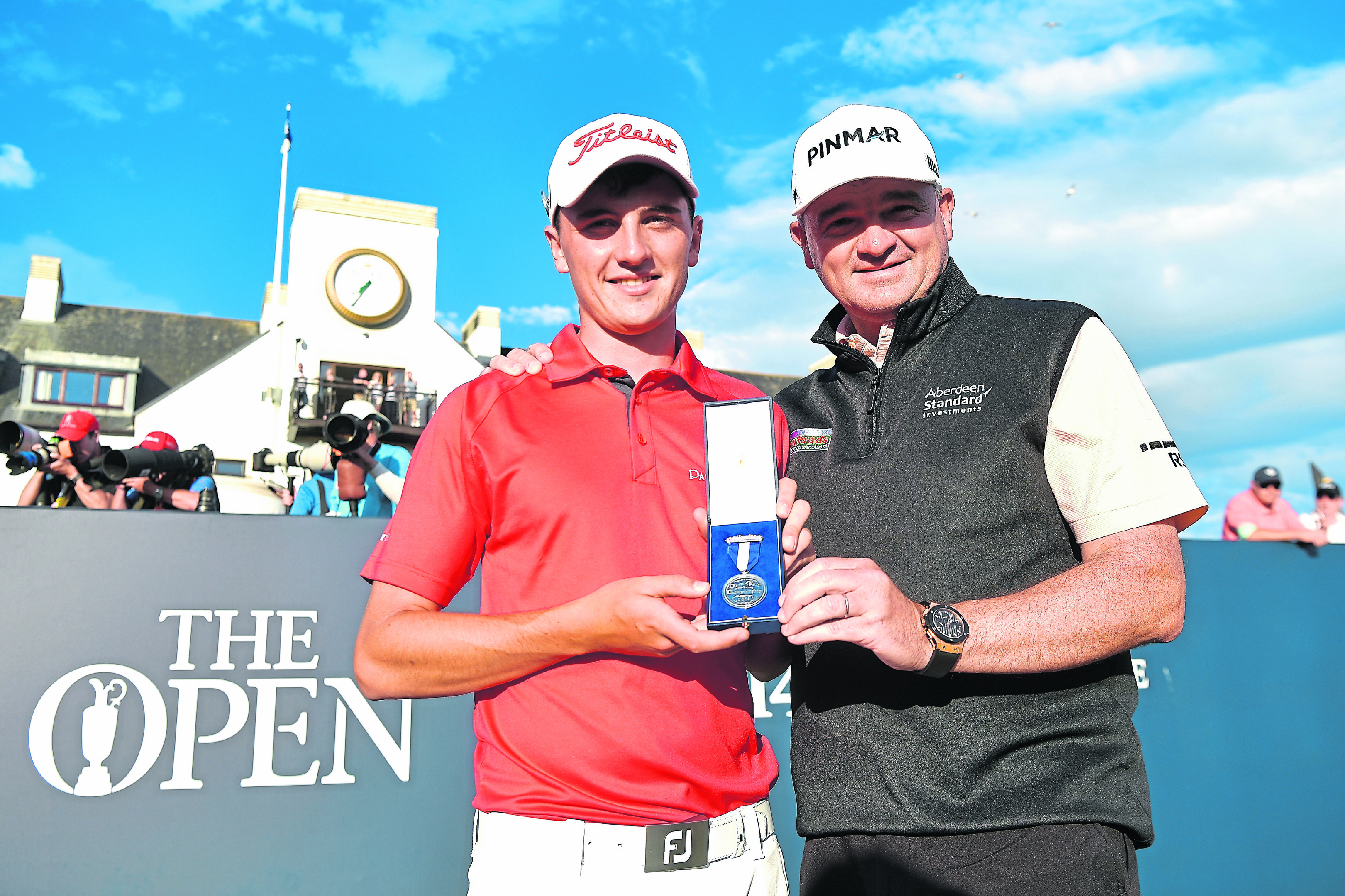 Sam Locke shows off his Silver Medal to former Open champion Paul Lawrie