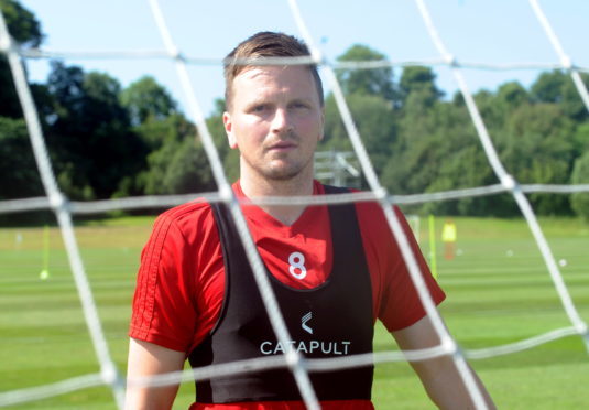 Aberdeen midfielder Stephen Gleeson limped off in the 2-2 draw at St Johnstone