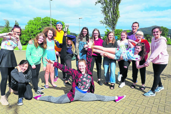 The Sgoil Shamhraidh Dràma participants with Mairi Morrison and Angus Macleod