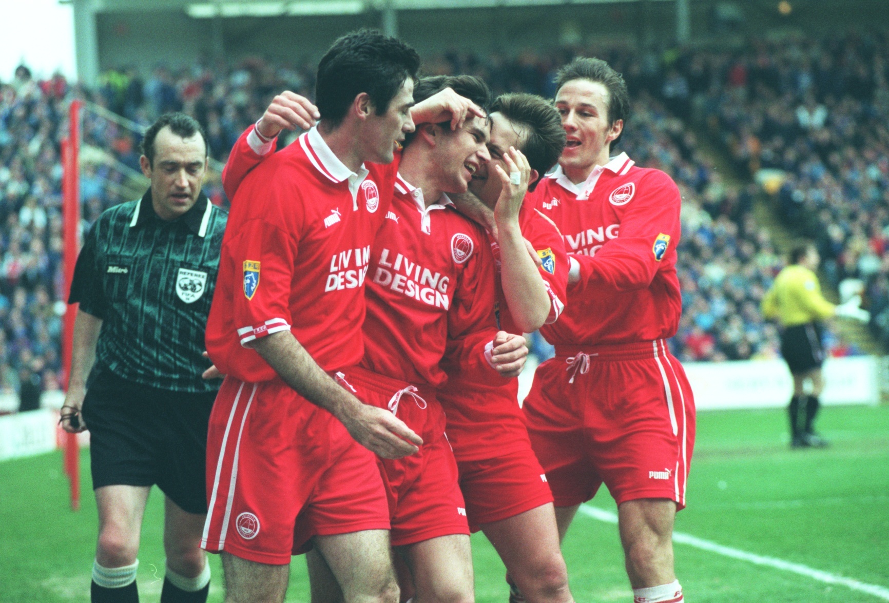 Stephen Glass is congratulated by Mike Newell, Billy Dodds and Eoin Jess after scoring against Rangers in 1998.