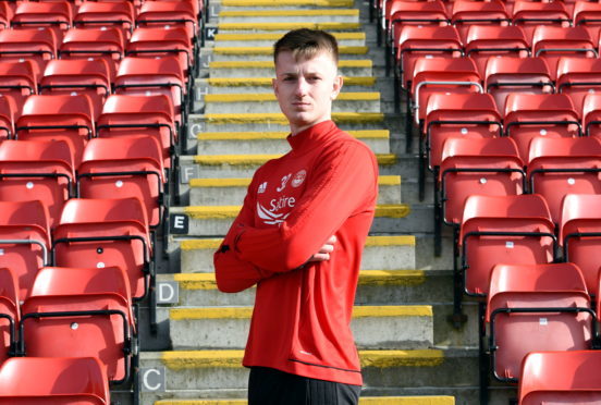Aberdeen defender Sam Roscoe has joined Alloa Athletic on loan until the end of the season.