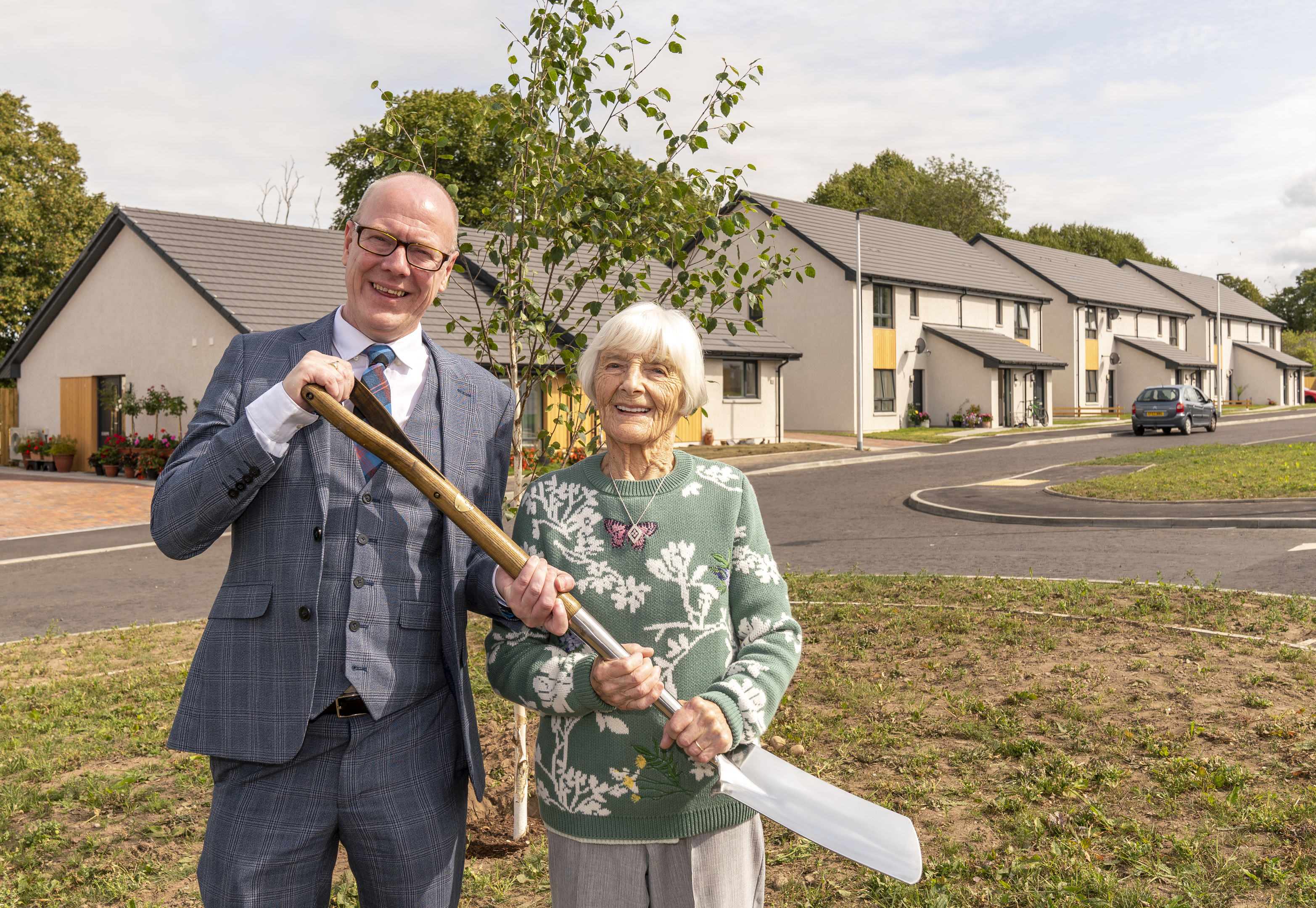 This is a n image from the visit of MSP Kevin Stewart, Housing Minister to Siwalik Road, Forres, Moray on Monday 20 August 2018. Photographed by Brian Smith T/A Jasperimage. © PICTURE CONTENT:- MSP Kevin Stewart, Housing Minister and Siwalik Road resident Lily Hendry