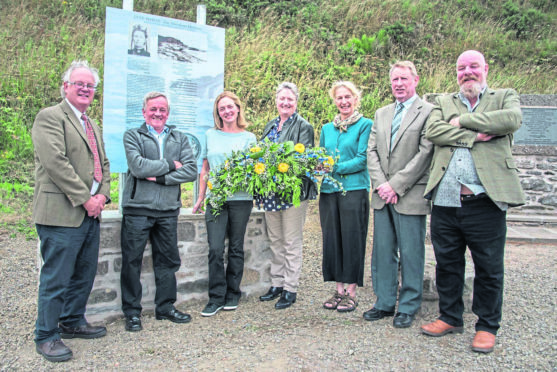 Bill Pitt, Wilson Irvine, Wendy Andrews, Miriam Kemp, Leanda Denton, Gordon Duguid, Robbie Kelman alongside the new information board.