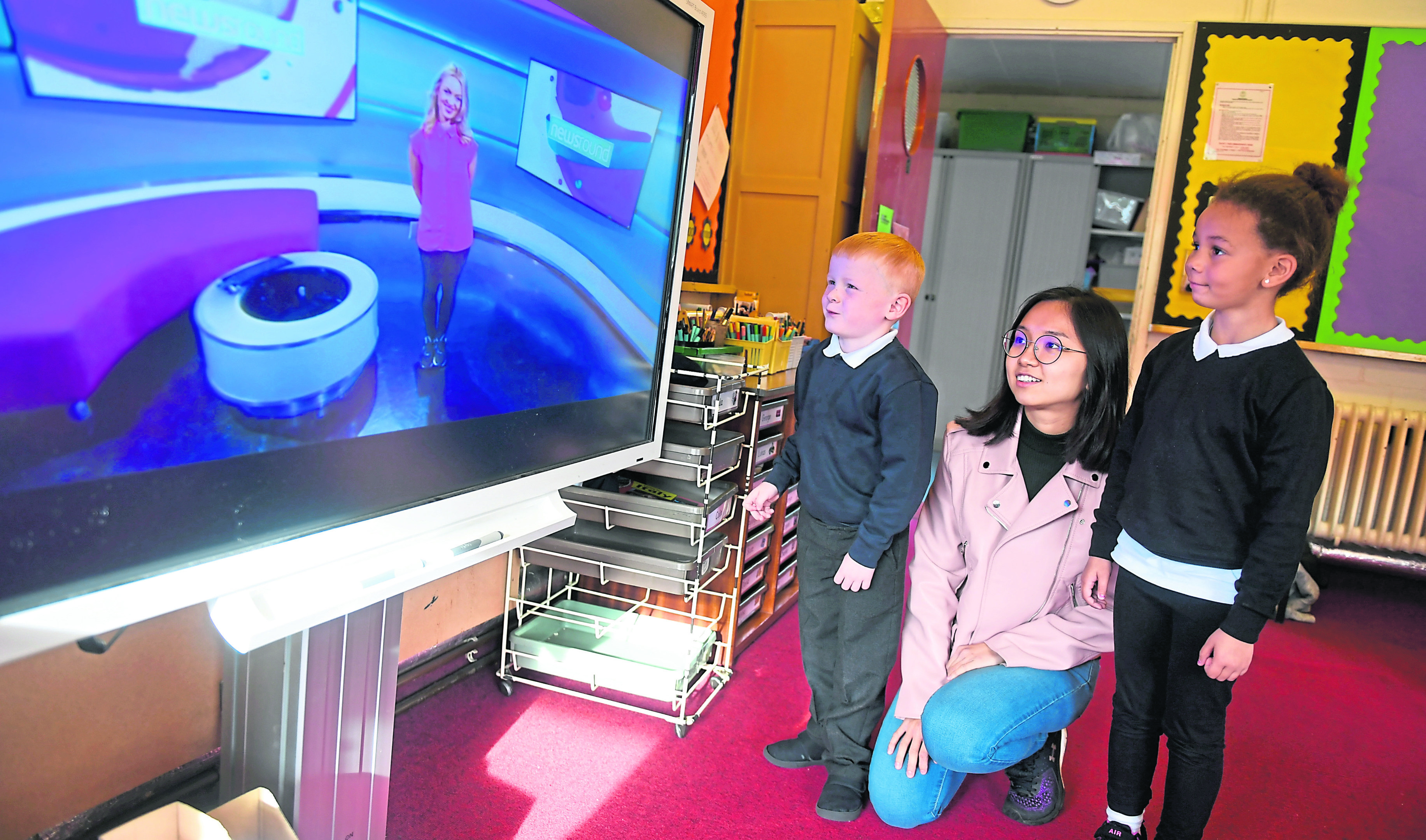 Student Jih Ian cor with pupils Anthony Stars cor and Alicia Simpson talk about screen time.