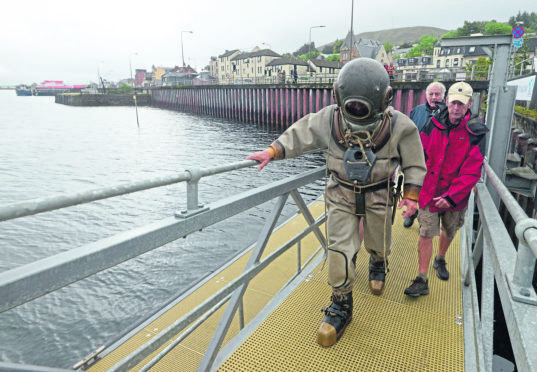 Diver Paul Guiver leaving the loch and heading towards Ben Nevis.