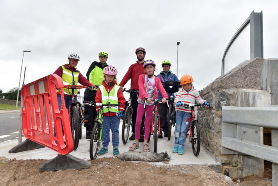 Transport Scotland have not built a cycle path, AWPR. 17th August 2018.

Pictured are Back: Andrea Britton, Carl Gerrard, Nir Oren-Woods and Kirsty Hay. Front: Isla Gerrard, Leya Oren-Woods, and Katy Hay. 



Picture by Scott Baxter    17/08/2018