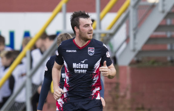 Ross County's Sean Kelly has signed a new one-year deal.